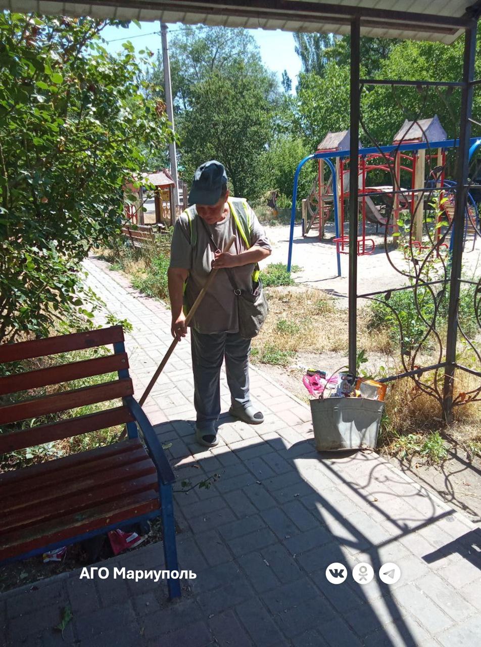 «Мариупольжилкомплекс» выполнил уборку придомовых территорий в трех районах города  Основные работы развернулись в Ильичевском районе. Здесь коммунальщики благоустроили дворы по 15 адресам.    В частности, дворники провели уборку придомовых территорий многоквартирных домов № 183, 197, 209, 229, 231, 233 и 235 по проспекту Металлургов; № 35, 37, 43, 45 и 47 по улице Мамина-Сибиряка; №6 по улице 27-й квартал; № 36 по улице Гонды и №37 по улице Курчатова.   В Приморском районе коммунальщики навели порядок на внутридворовых территориях жилых домов №7 по переулку Черноморскому и №4 по улице Гагарина.   В Орджоникидзевском районе жилищники благоустроили двор многоквартирного дома №12 по улице 130-й Таганрогской дивизии.   В ходе работ сотрудники МУП «Мариупольжилкомплекс» очистили территории от пыли и случайного мелкого мусора, подмели входы в подъезды многоквартирных домов, привели в порядок детские игровые площадки и зеленые зоны.