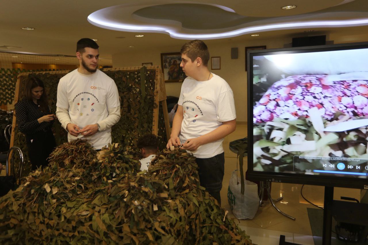 Сегодня в Саранске прошло награждение победителей регионального этапа чемпионата по профессиональному мастерству «Профессионалы». А в фойе Республиканского дворца культуры была организована тематическая выставка «СПО zа СВО», где представлены изделия для отправки в зону специальной военной операции. Печки-буржуйки, тележки, маскировочные сети, окопные свечи, термобелье, подушки - всё это выполнено студентами техникумов и колледжей.  Фото: Ольга Киреева.