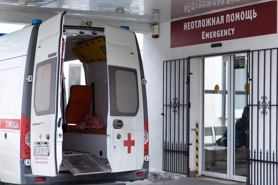 Выгоднее сесть за руль самосвала водители скорой в Калининграде готовы уйти из за перевода на аутсорсинг В Калининграде продолжается обсуждение планов областного минздрава по переводу скорой помощи на аутсорсинг Напомним в ведомстве есть идея отдать автопарк в частные руки чтобы бюджет в будущем не тратился на покупку новых машин Медики выступили категорически против и предупреждают что переход может парализовать работу скорых Фельдшер скорой помощи и председатель первичной профсоюзной организации Трудовые бригады Анна Слотвицкая в эфире еженедельного стрима Дом Советов заявила что коллектив категорически не согласен с этим пока не принятым решением Она привела в пример другие регионы России где точно такая же идея провалилась и отметила что медики опасаются катастрофических последствий считая что под угрозой находится в целом работа службы скорой помощи Слотвицкая также напомнила что регион является единственным в котором весь водительский состав отказывается переходить на аутсорсинг По её словам водители скорой помощи сейчас имеют социальные гарантии а при переходе к частнику лишатся их поэтому они и отказываются Фельдшер добавила что совершенно аналогичная ситуация была в других регионах где в течение полугода был потерян весь водительский состав Она подчеркнула что зарплата у них неконкурентоспособная водитель работающий на полторы ставки получает около 60 тысяч рублей Люди идут работать прежде всего в госучреждение с социальными гарантиями такими как оплачиваемые больничные длительные отпуска из за вредности работы и социальные пенсионные отчисления При потере госгарантий водители не останутся работать на таких зарплатах Им выгоднее уйти и сесть на самосвал куда их с радостью примут и они будут работать за конкурентноспособную зарплату у частника В скорой их держит социальная защищенность Они к нам пришли на работу именно поэтому отметила Слотвицкая Ранее мы писали о том что в Калининграде автопарк скорой помощи изношен и требует замены Признают это и в правительстве региона Также проблемой остается текучка кадров и низкие зарплаты водителей Фото Александр Подгорчук