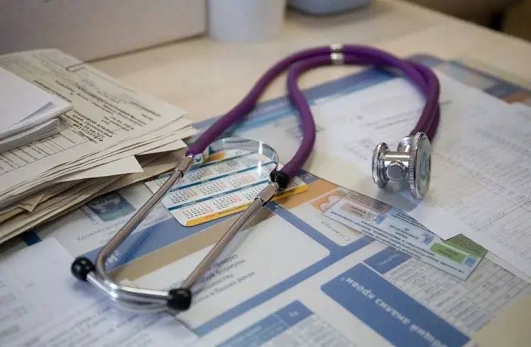 Мобильная бригада медиков обследует детей в отдалённых сёлах Приморья График работы уже сформирован Родители могут уточнить всю информацию у участкового педиатра     В составе бригады педиатры детские хирурги офтальмологи эндокринологи урологи андрологи ортопеды травматологи гинекологи стоматологи оториноларингологи психиатры специалисты УЗИ и функциональной диагностики В прошлом году врачи осмотрели 18 тысяч детей 7 тысяч из них были направлены на дообследование Здоровье ребёнка главная ценность для каждой семьи Чтобы вовремя заметить возможные проблемы крайне важны профилактические медосмотры Это не формальность а реальная забота о будущем малыша shcherbina vg