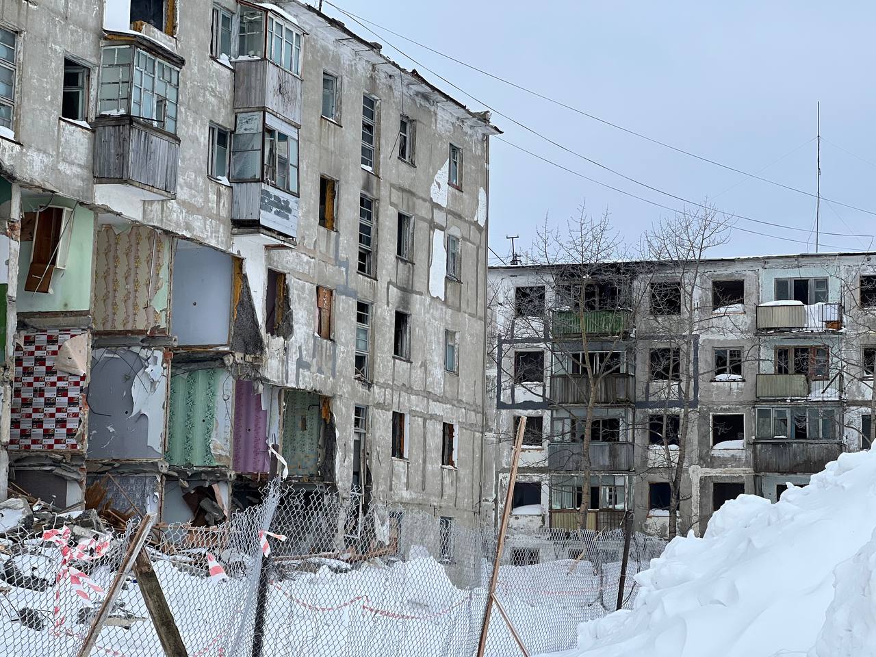 Ликвидация аварийного фонда – это одна из самых актуальных задач для Сахалинской области, особенно для Охи. Программа по переселению пенсионеров на юг, инициированная губернатором Валерием Лимаренко, помогает решить часть проблем. Однако основное внимание уделяем   сносу старых зданий и строительству новых многоэтажек. Это крайне важно для того, чтобы жители оставались в Охе, создавали семьи, растили детей и, в дальнейшем, внуков, тем самым способствуя развитию округа.  В прошлом году были снесены шесть аварийных зданий на улицах Карла Маркса, Победы и Дзержинского. На текущий год мы запланировали еще более серьезные меры по ликвидации аварийного фонда. Работы уже начаты по сносу дома на улице Советской, и в этом же районе планируется убрать еще несколько зданий, а так же часть домов по улице Карла Маркса, что позволит освободить значительное количество пространства под новое строительство.  Уже в 2026 году ожидается возведение как минимум пяти новых домов в Охе.