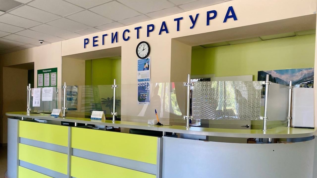 В Ясном пройдёт суд над бывшим главврачом межрайонной больницы  Руководитель заключил с частной организацией договор по замене и ремонту лифтов в медучреждениях города Ясный и посёлка Светлый.    По сведениям СК, работы были выполнены не полностью: имелись недочёты, и главврачу было об этом известно. Однако он хотел улучшить показатели и подписал акты приёмки. Компания получила оплату — более 4 млн рублей.  Экс-главврачу вменяют злоупотребление должностными полномочиями. Согласно открытым данным, в указанный период восточную межрайонную больницу возглавлял Ильдар Кильметьев.      Оренбуржье