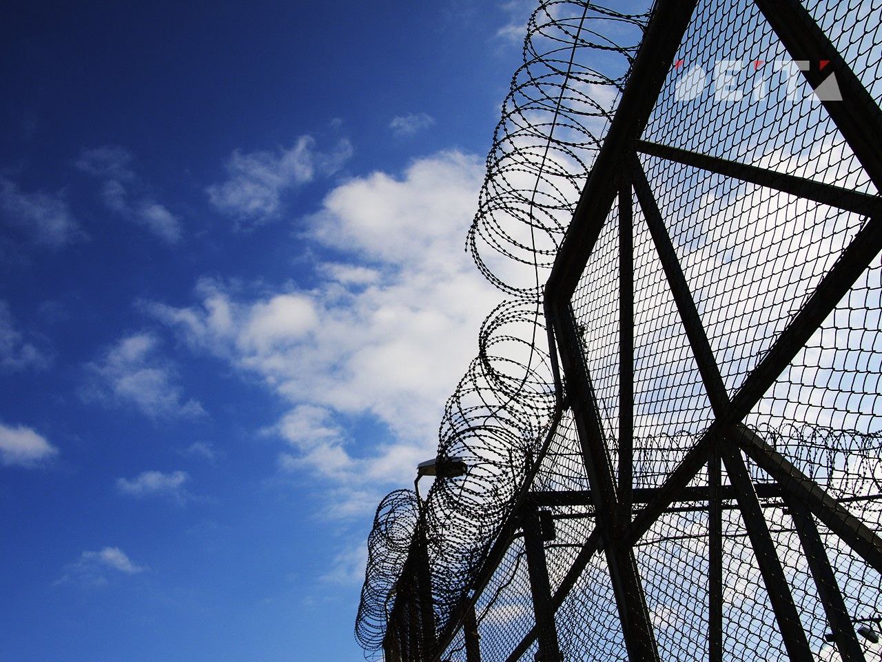 Следователи заключили под стражу подростка по делу об убийстве в Уссурийске Тело 42 летнего мужчины с признаками насильственной смерти обнаружили прохожие утром 1 января на улице Угловая В ходе оперативно розыскных мероприятий сотрудники правоохранительных органов установили личность подозреваемого Им оказался 15 летний местный житель который в новогоднюю ночь остался без присмотра родителей По версии следствия во время совместного распития спиртных напитков между подростком и потерпевшим произошел конфликт В ходе ссоры несовершеннолетний нанес мужчине множественные удары по голове и телу после чего вытащил его из дома на улицу Дальнейшие действия нападавшего пресекли случайные очевидцы Родители подозреваемого в момент происшествия находились в другом городе В отношении законного представителя составили административный протокол за неисполнение обязанностей по воспитанию несовершеннолетнего В рамках уголовного дела назначены необходимые экспертизы проводится допрос свидетелей для установления всех обстоятельств случившегося Deitaru