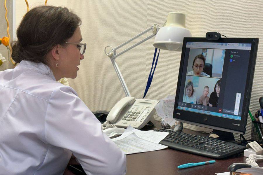 Денис Паслер сообщил что теперь жители Свердловской области могут закрыть больничный дистанционно В сфере здравоохранения региона появился новый сервис В дополнение к существующей системе Минздрав России разрешил закрывать дистанционно больничные листы В Свердловской области это можно сделать через специальное приложение РТ Доктор66 и чат бот в мессенджере MAX Запись к врачу Свердловская область написал Денис Паслер в своих соцсетях Установив на смартфон приложение РТ Доктор66 необходимо пройти авторизацию через портал Госуслуги С помощью сервиса врач назначит онлайн консультацию о которой пациент получит уведомление в чат боте Запись к врачу Свердловская область в мессенджере MAX В назначенное время необходимо подключиться к видеосвязи с врачом через приложение Специалист проведёт дистанционный осмотр и примет решение о закрытии листка временной нетрудоспособности Сервис работает в качестве дополнительной опции при желании можно прийти на приём к врачу лично Приложение РТ Доктор66 доступно для скачивания Google Play App Store RuStore Цифровизация здравоохранения Свердловской области повышает доступность медицинской помощи в соответствии с задачами нацпроекта Продолжительная и активная жизнь