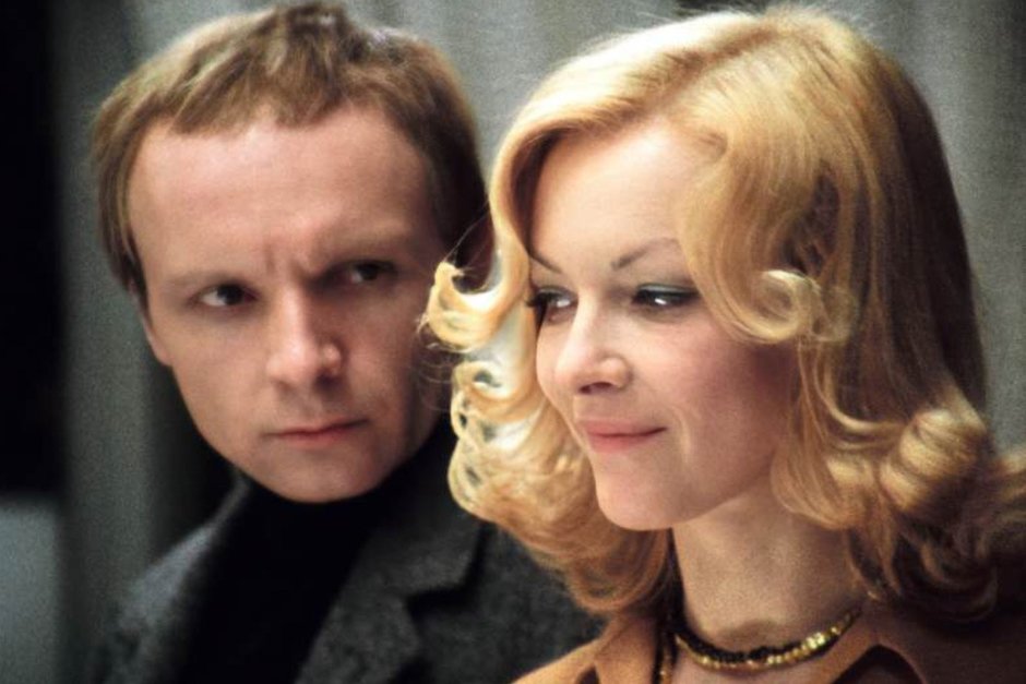 О любовных похождениях загулявшего доктора В этом году к 50 летию фильма в издательстве Азбука вышла киноповесть Ирония судьбы или С легким паром с кадрами из фильма и комментариями Эльдара Рязанова Литературная обозревательница Реального времени Екатерина Петрова рассказывает как рождалась история как проходили съемки и как картину принимала Госкомиссия Подпишитесь на Реальное время в МАХ Telegram Дзен