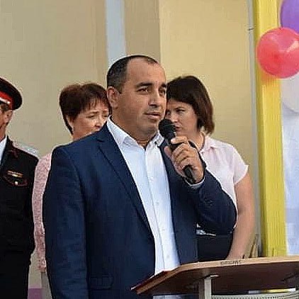 Ещё один поехал Мэр Крымска Янис Будагов задержан после обысков и доставлен в Краснодар Ожидается назначение меры пресечения Ранее был задержан глава Крымского района Сергей Лесь что может предполагать связь между задержаниями кое кто заговорил Что касается именно Будагова то люди отзываются о нём как о тихом чиновнике который работал по очень популярным ныне принципам как бы чего ни случилось Но видимо случилось kuban Press мы в MAX