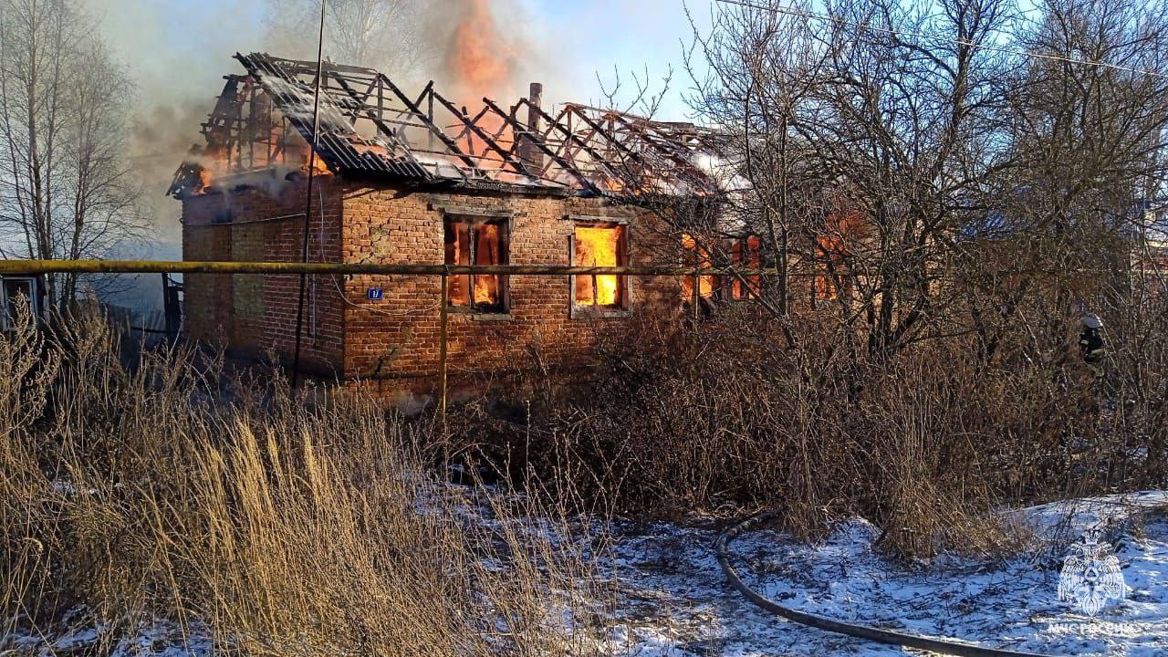 На пожаре в Кимовском районе пострадал мужчина   Возгорание частного дома произошло сегодня в селе Рождествено Кимовского района Тульской области. К тушению огня привлекались 9 человек и 3 единицы техники от МЧС России.  На пожаре пострадал 54-летний мужчина, который с ожогами был доставлен в лечебное учреждение. Дом выгорел внутри по всей площади, сгорела и обрушилась кровля.   Предварительная причина возгорания - неосторожное обращение с огнём при курении.  МЧС России напоминает:  не кури в постели;  место для курения оборудуй пепельницей;  убедись, что потушил сигарету;  установи в своём доме пожарные извещатели - приборы разбудят при пожаре даже спящего человека и помогут спасти жизнь и имущество.   МЧС Тульской области  подписаться