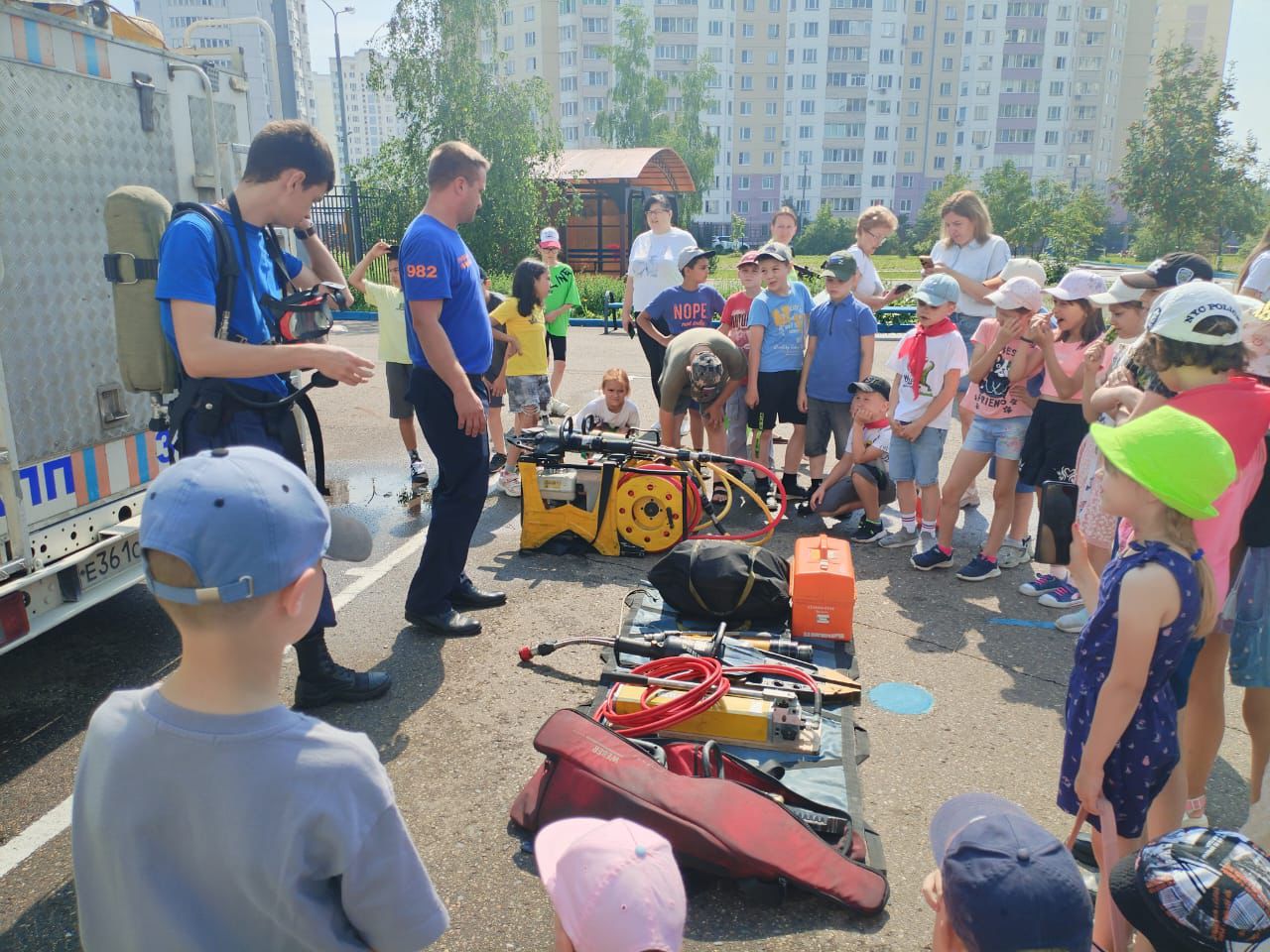 В Чехове спасатели и пожарные 311 ПСЧ провели профилактические мероприятия по пожарной безопасности в детском лагере на территории школы 10. Детям показали технику и пожарное вооружение, рассказали о соблюдении правил пожарной безопасности и дали попробовать потушить условный очаг. После этого огнеборцы продемонстрировали тушение пеной и водой. Дети участвовали в происходящем с огромной радостью и интересом. а главное - обрели ценные знания, которые пригодятся им в будущем.