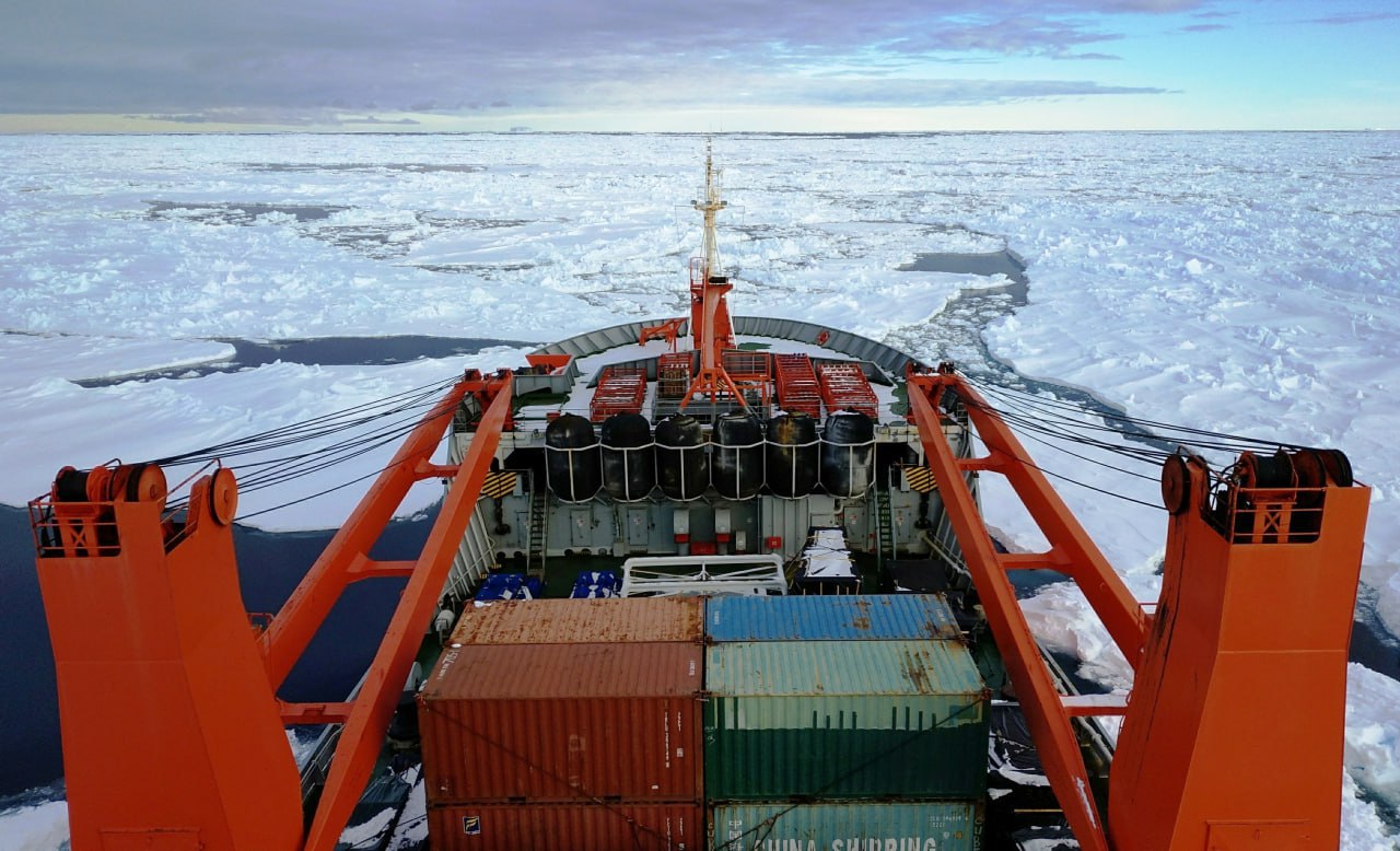 Научно экспедиционное судно Академик Фёдоров в среду вышло из Санкт Петербурга в Антарктиду что ознаменовало старт 71 й Российской антарктической экспедиции сообщает пресс служба Арктического и антарктического научно исследовательского института ААНИИ Судно преодолеет около 15 000 километров и доставит к берегам Антарктиды участников сезонных научных работ зимовочного персонала и более 2 000 тонн экспедиционного груза Научная программа включает порядка 47 комплексных исследований в том числе учет и изучение животных поиск перспективных лекарственных соединений в антарктических микроорганизмах медицинские исследования представляющие интерес для будущих космических полетов Фото ААНИИ interfaxonline