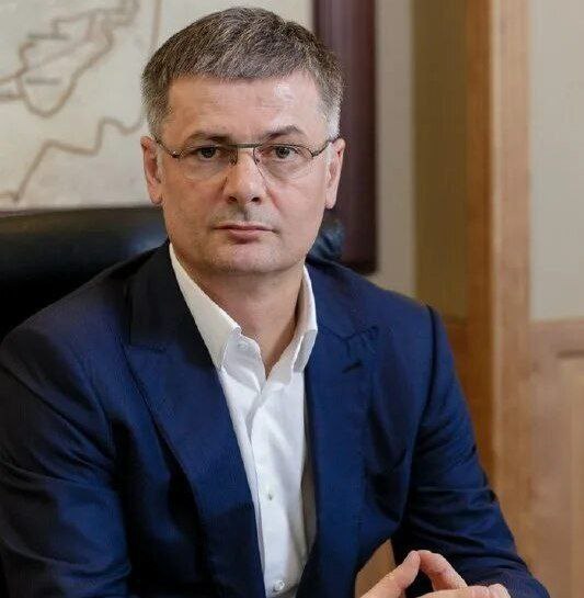 Главу Монолитхолдинга Разима Абасова снова задержали На этот раз вместе с супругой Информацию о задержании опубликовали на сайте ДЕЛА ru Согласно информации с портала Абасова его жену брата и коммерческого директора компании задержали 27 октября В течение двух суток главе Монолитхолдинга должны избрать меру пресечения Абасова подозревают в незаконном обороте средств платежей По поддельным документам они обналичили 9 млн рублей Напомним ранее его задержали по подозрению в уклонении от налогов Тогда бизнесмену назначили меру пресечения в виде запрета определенных действий Мы запросили комментарий у правоохранительных органов О том что нам ответят обязательно расскажем позднее Оставить обращение   Мы в MAX