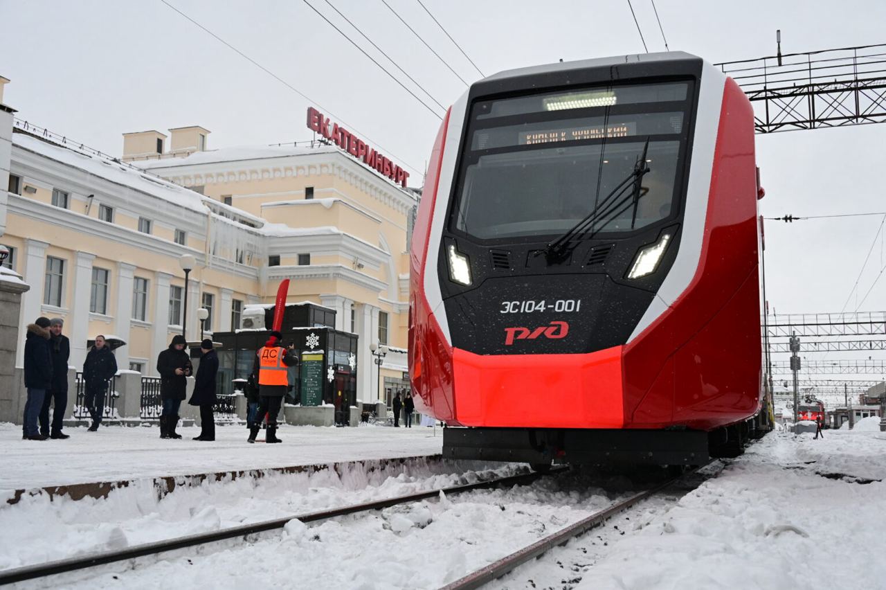 С 15 декабря по 15 января электропоезд «Финист» на маршруте Екатеринбург — Каменск-Уральский — Челябинск перевез более 16 тыс. пассажиров  В новогодние каникулы, с 28 декабря по 8 января, маршрут пользовался особым спросом. Заполняемость вагонов составила почти 100%. «Финист» курсирует ежедневно, следуя по новому графику: электропоезд отправляется из Челябинска в 07:02, а из Екатеринбурга — в 18:25  время местное . На преодоление маршрута уходит 4 часа 18 минут.  Идею запуска электропоезда между Екатеринбургом и Челябинском через Каменск-Уральский губернатор Свердловской области Евгений Куйвашев озвучил 17 сентября 2024 года на форуме современной журналистики «Вся Россия», проходившем в Сочи, во время встречи с руководителями региональных СМИ.    Павел Ворожцов, «Областная газета»   Подписаться на «ОГ» Прислать новость Поддержать канал