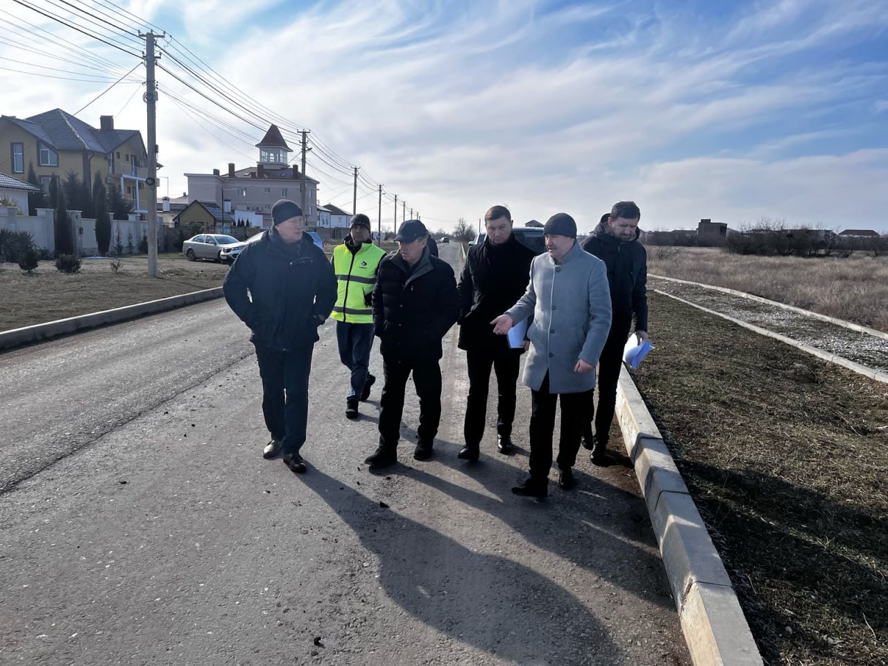 Проинспектировал ход реконструкции улично-дорожной сети в городе Евпатория.  В настоящее время работы ведутся на Черноморском, Раздольненском, Красноярском и Лесном шоссе, а также на улице Аллея Дружбы.  Планируется, что основные строительно-монтажные работы будут завершены до 1 сентября 2025 года.  Обновление дорожного полотна значительно улучшит комфорт передвижения, а установка дорожных знаков и элементов искусственного ограничения скорости повысит безопасность как для автомобилистов, так и для пешеходов.  [Юрий Гоцанюк]  ___   Евпатория ЧП   Предложить пост