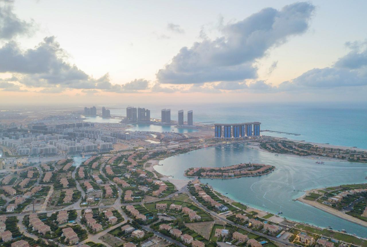 Международные аэропорты Эль Аламейна и Александрии начнут принимать российских туристов с лета в рамках усилий по активизации туризма на северном побережье Египта утверждает Ваиль ан Нашар глава компании управляющей региональными египетскими аэропортами Речь почти наверняка идёт про чартеры Регулярные рейсы из РФ туда и в лучшие то времена выглядели сомнительной затеей для наших авиакомпаний а уж в нынешних реалиях тем более направления были и остаются нишевыми Из перевозчиков Египта тоже вряд ли кто на такое решится Так что скорее всего только точечно под конкретных туроператоров В Александрии к слову по мнению посла России в Каире Георгия Борисенко смогут согласовать все процедуры безопасности раньше чем в Эль Аламейне за счёт накопленного ранее опыта и имеющейся инфраструктуры Средиземноморское побережье Египта в целом долго развивалось как внутренний курортный кластер заточенный в первую очередь под каирскую публику и гостей с Ближнего Востока Для россиян сейчас этот рынок фактически настраивают заново tripfarearea RU Подпишись