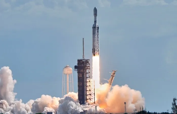 Ракета Falcon 9 в рамках миссии NROL 172 стартовала на орбиту с группой мини спутников Национального управления военно космической разведки США NRO сообщила компания разработчик носителя SpaceX Запуск ракеты был осуществлен с базы американских Космических сил США Ванденберг в Калифорнии в понедельник в 19 13 по Тихоокеанскому времени США во вторник в 05 13 по Москве Детальные сведения о предназначении и количестве аппаратов в полезной нагрузке носителя строго засекречены Фото AP TASS interfaxonline