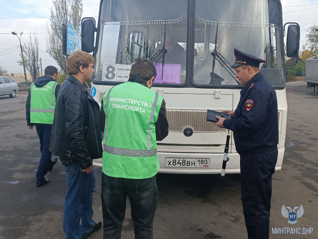 Мониторинг санитарно-технического состояния автобусных маршрутов состоялся в Торезе  Сотрудники  Минтранса ДНР совместно с представителями УГИБДД МВД по ДНР и администрации городского округа Торез провели мониторинг технического и санитарного состояния автомобильного пассажирского транспорта на городских и пригородных маршрутах, отправляющихся с АС «Торез».  По результатам мониторинга:   обследовано 10 транспортных средств перевозчиков, обслуживающих маршруты №№ 30, 5, 26, 10, 10А, 4, 8, 2, «Снежное – Торез»;   10 транспортных средств имели удовлетворительное техническое и санитарное состояние.   По результатам мониторинга отмечено надлежащее санитарно-техническое состояние всех проверенных транспортных средств, а также наличие необходимой визуальной информации в салонах транспортных средств городских и пригородных маршрутов, отправляющихся с АС «Торез».   Во исполнение поручения Главы ДНР представителями администрации г. Тореза проведена работа по размещению внутри салонов общественного транспорта контактной информации для оценки качества транспортных услуг и приема обращений граждан в случаях нарушения водителем правил предоставления услуг при осуществлении перевозок пассажиров.   Сотрудниками Минтранса ДНР с водительским составом проведена разъяснительная беседа относительно необходимости соблюдения требований Правил перевозок пассажиров и багажа автомобильным транспортом и городским наземным электрическим транспортом и корректного общения с пассажирами.  Минтранс ДНР Подпишись