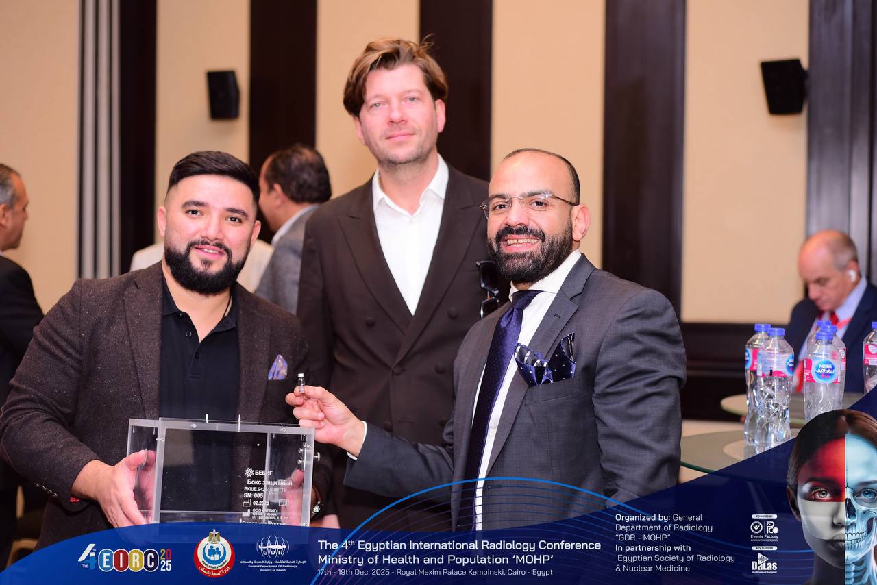 Врач обнинского МРНЦ представил Россию на международной конференции в Египте Специалисты НМИЦ радиологии Минздрава России приняли участие в 4 й Египетской международной конференции по радиологии которая прошла в Каире Встреча объединила ведущих врачей и ученых из разных стран мира и была посвящена современным методам диагностики и лечения онкологических заболеваний Россию на конференции представил эндоваскулярный хирург отделения рентгенохирургии МРНЦ имени А Ф Цыба кандидат медицинских наук Артур Петросян Он выступил с докладом о лечении одного из самых сложных видов рака печени внутрипеченочной холангиокарциномы используя современные методы интервенционной радиологии Выступление обнинского специалиста прозвучало в рамках Саммита по раку печени и вызвало большой интерес у участников конференции Доклад стал основой для обсуждения и дальнейшего сотрудничества между врачами из России Египта стран Европы и США Кроме того Артур Петросян вместе с российскими коллегами провел мастер класс по радиоэмболизации печени с применением микросфер российского производства Это одно из крупнейших мероприятий в регионе Ближнего Востока и Африки в сфере радиологии В этом году программа была особенно насыщенной Для меня большая честь представлять наш Центр среди ведущих специалистов со всего мира отметил Артур Петросян Наш канал в МАХ