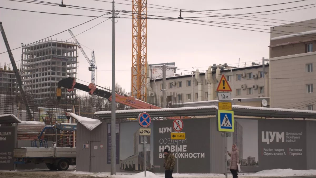 ТОЛК новости Барнаула Алтайского края и Республики Алтай Заказчик строительства ЦУМа усомнился в прочности нового фундамента При строительстве здания могли залить непрочный фундамент Как сообщает Банкфакс это следует из иска компании ООО Центрум к бывшему генподрядчику ООО А строймонтаж который рассматривают в Арбитражном суде Алтайского края В рамках иска с фирмы требуют взыскать более 13 7 млн рублей убытков на устранение недостатков работ Согласно материалам дела у заказчика возникли претензии к монолитному ростверку горизонтальной части свайного фундамента который равномерно распределяет нагрузку и служит площадкой для пола и стен К делу привлекли экспертов ТОЛК ТОЛК в подробнее на канале ТОЛК новости Барнаула Алтайского края и Республики Алтай