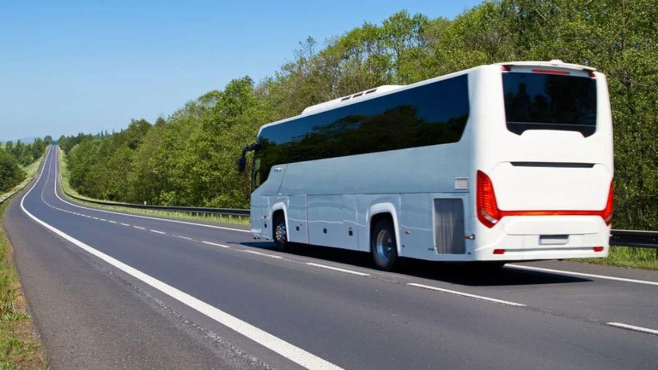 Автосообщение между Запорожской и Херсонской областями дополнилось новым регулярным рейсом С 18 декабря началась рейсовая работа по перевозке пассажиров автобусами по новому межрегиональному маршруту г Мелитополь АС Автостанция 3 г Геническ Автостанция Геническая   Отправление в прямом направлении из г Мелитополя будет осуществляться ежедневно в 13 00   Прибытие в г Геническ в 15 00 этого же дня Рейсы осуществляются только в прямом направлении   Актуальную информацию о расписании рейсов необходимо уточнять на сайте автовокзалов Росавтотранс оказывает информационную поддержку профильным организациям субъектов Российской Федерации по организационным вопросам установления новых маршрутов а начало рейсовой работы по новым маршрутам позволит пассажирам выбрать удобное время отправления автобуса до нужного остановочного пункта Государстводлялюдей Подписаться в Telegram MAX