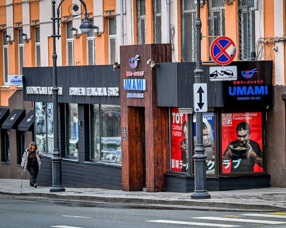 Суд потребовал снести пристройку ресторана Umami во Владивостоке Арбитражный суд Приморья постановил демонтировать пристройку к ресторану Umami на Пограничной улице — она годами перекрывала и без того узкий тротуар. Несмотря на официально выданные документы на реконструкцию ещё в конце 90-х, городские власти доказали, что постройка незаконна. Экспертиза встала на сторону администрации, и суд первой инстанции обязал владельцев освободить пешеходную зону. У собственников остаётся возможность подать апелляцию, но решение уже назвали прецедентным. / Реклама