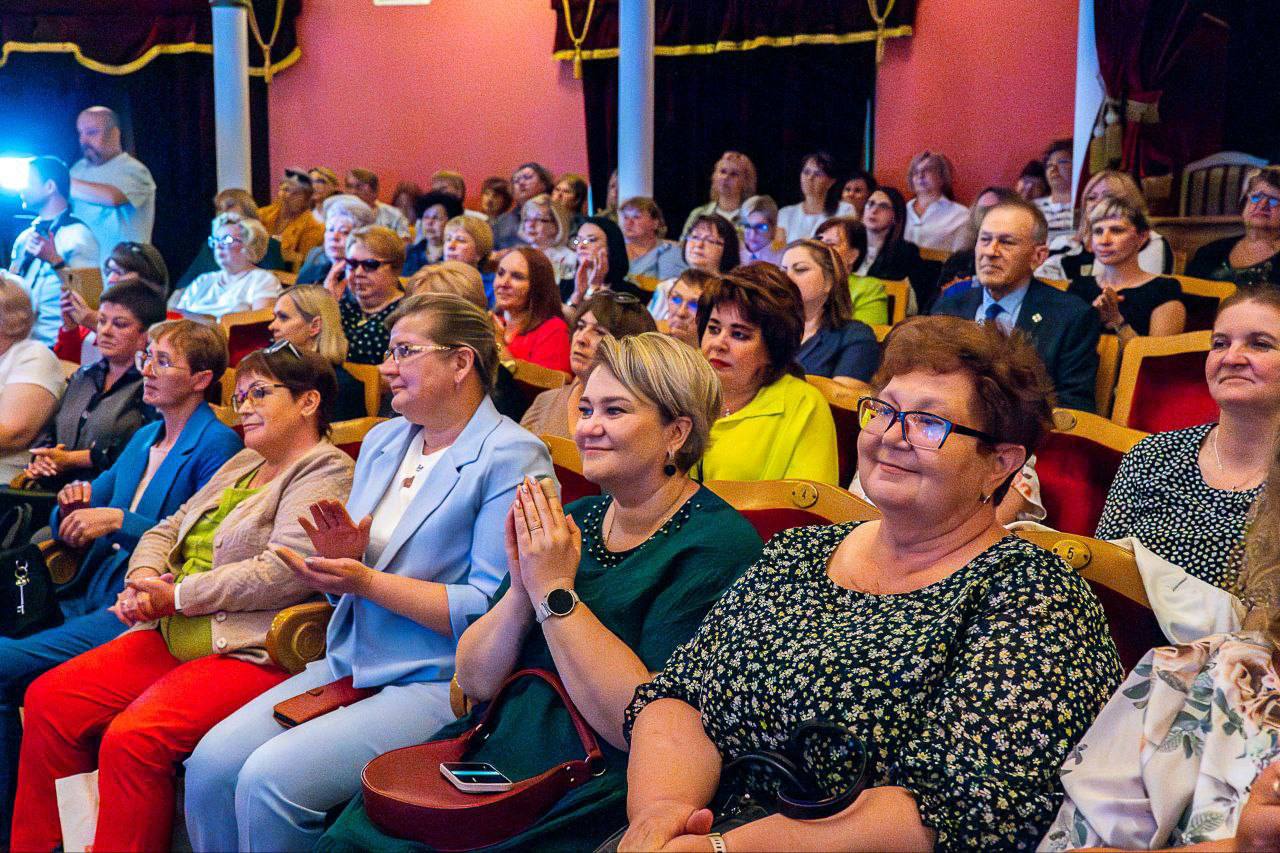 В Калужской области отметили 30-лет избирательной системы региона Благодаря профессионализму и принципиальности более 7 тысяч человек — членов избиркомов, организаторов, волонтеров — выборы в области проходят четко, безопасно и с применением передовых технологий, включая ДЭГ «Калужскую область очень люблю, у меня с ней много связано», — сказала председатель ЦИК РФ Элла Памфилова