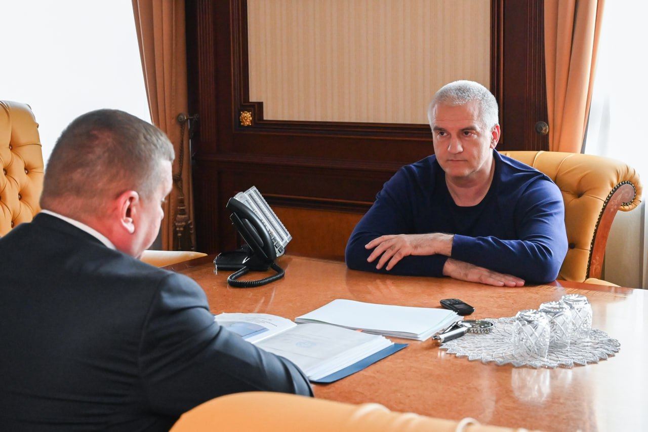 Одна из текущих задач во всех муниципальных образованиях – в течение трех лет привести подъезды многоквартирных домов в соответствие с нормативами. Поручил главам администраций совместно с управляющими организациями и депутатским корпусом сформировать план-график косметического ремонта подъездов до 1 июля текущего года. Обращаю внимание, что главный приемщик итоговых работ – это председатель МКД и жители дома.  Благодарю депутатов, оказывающих непосредственное содействие в процессе, в том числе за счет внебюджетных и личных средств. Так, например, депутат Государственного Совета Республики Крым Роман Георгиевич Тихончук в июле 2024 года взял на себя обязательство организовать ремонт 500 подъездов в Евпатории. Запланированные работы выполнены.  Напомню, что до 1 июня должна быть сформирована программа ремонта придомовых территорий многоквартирных домов, которая также охватит все муниципалитеты республики. Работа по созданию комфортных условий проживания для крымчан продолжается.  [Сергей Аксенов]  ___   Евпатория ЧП   Предложить пост
