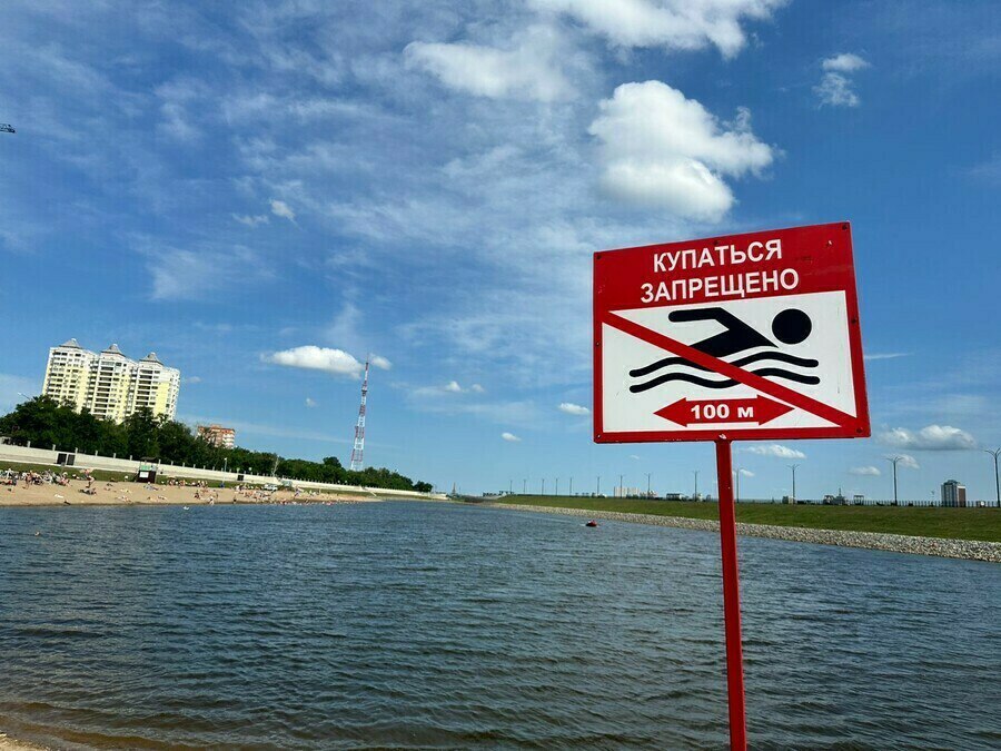 В Амурской области будут увеличены штрафы за купание в зонах где установлены знаки безопасности Купаться запрещено Соответствующий проект закона депутаты регионального заксобрания приняли в окончательной редакции в четверг 20 ноября Сейчас штраф за купание в зоне действия знака безопасности Купаться запрещено составляет от 1 до 2 тысяч рублей Законопроектом предлагается увеличить максимальный размер штрафа до 5 тысяч рублей сообщает пресс служба заксобрания Законодательная инициатива была подготовлена Благовещенской городской Думой для повышения ответственности граждан за нарушение правил безопасности на водных объектах Этот вопрос стал особенно актуальным по итогам минувшего лета когда в Благовещенске на затоне в районе Серебряной мили за короткий период утонули 6 человек По мнению инициаторов законопроекта ныне действующие штрафы не являются достаточно эффективными и не стимулируют граждан к соблюдению правил безопасности В частности в Благовещенске статистика такова по данным управления по делам ГО и ЧС Благовещенска в 2024 году на водоемах утонуло 7 человек 1 человек пропал без вести спасено шестеро В 2025 году утонуло 8 человек спасены четверо Ожидаем что инициатива Благовещенской городской Думы позволит предотвратить новые случаи гибели людей на воде и добиться кардинального улучшения текущей ситуации сводя показатели статистики к нулю прокомментировал депутат Евгений Косицын