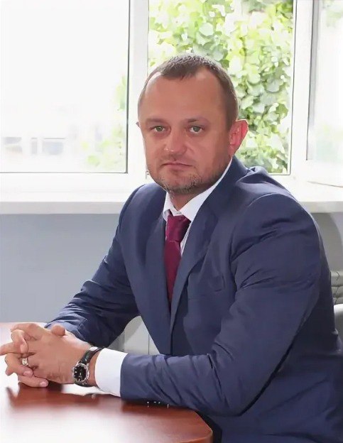 Новым вице мэром Волжского стал Евгений Головко В администрации города произошли серьезные кадровые изменения Новым заместителем главы Волжского с сегодняшнего дня назначен Евгений Головко Сообщается что он займет пост на котором работал Алексей Мацаев и будет курировать вопросы дорожного хозяйства благоустройство и ряд других направлений Коллективу администрации новый вице мэр будет представлен на аппаратном совещании в понедельник Волжанам Евгений Головко хорошо известен С 2006 года он был представителем главы администрации в городской Думе затем занимал должности начальника управления муниципальным имуществом помощника мэра С 2010 года руководил департаментом экономики администрации г Волгограда В 2014 году работал заместителем руководителя МУП Бюро технической инвентаризации г Волжского Затем возглавил еще одно муниципальное учреждение Многофункциональный центр предоставления государственных и муниципальных услуг Позже несколько лет руководил МБУ Северное в Волгограде Стоит отметить что стиль работы Евгения Головко всегда отличался высокой креативной составляющей В городе ярких людей это очень востребованная опция Волжская правда Подписаться