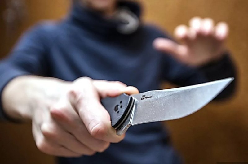 Житель Камчатки пытался убить обидчика на праздновании дня рождения  Житель Усть-Большерецкого района предстанет перед судом за попытку убийства знакомого, сообщили РАИ «КАМЧАТКА-ИНФОРМ» в прокуратуре Камчатского края.  По версии следствия, в мае текущего года 39-летний местный житель поссорился с компанией односельчан. На следующий день они пригласили его для примирения на день рождения общего знакомого. Однако в ходе совместных посиделок злоумышленник все же решил отомстить обидчику.  Он взял нож для резки хлеба, вышел на улицу и ударил обидчика в область поясницы и в руку, повредив артерию. Нападавшему помешали свидетели конфликта, благодаря чему потерпевшему успели оказать медицинскую помощь, и он остался жив.  В отношении мужчины возбудили уголовное дело по статье «покушение на убийство». Уголовное ...  Читать на сайте: