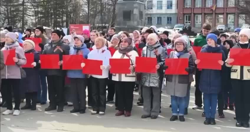 Магаданцы отметили 80-летие Победы в Великой Отечественной войне флешмобом на Соборной площади