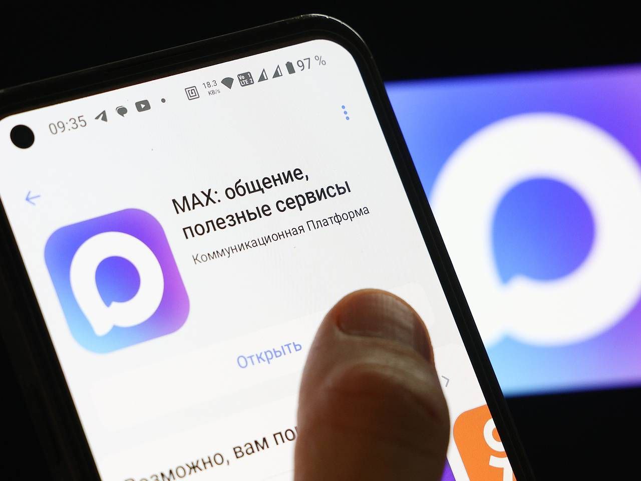 В Иркутске студентов не допускают к экзаменам пока те не установят MAX Как рассказали изданию Люди Байкала студенты Байкальского государственного университета БГУ руководство вуза принуждает их устанавливать национальный мессенджер под угрозой недопуска к зачётам и экзаменам Старостам групп сообщили что все учебные чаты перейдут в MAX и общаться можно только там Расписание занятий и электронные зачётки также будут выкладывать только в нём Пересылка информации в Telegram или WhatsApp может считаться нарушением Полноценный переход на MAX планируют произвести только в следующем семестре Тем не менее одна из студенток рассказала изданию что ей отказались ставить зачёт без установленного мессенджера Учащиеся отмечают что приложение требуют даже для допуска к зачётам по физкультуре Нет Max нет зачёта В БГУ эту информацию не прокомментировали Ранее краснодарские студенты добились отмены принудительной установки MAX В вузе признали распоряжение незаконным но всё равно порекомендовали перейти на национальный мессенджер Закон о национальном мессенджере Владимир Путин подписал 24 июня 2025 года Пользователи неоднократно отмечали что MAX ещё не доработан из за чего в нём много багов а эксперты высказывали опасения что мессенджер может стать инструментом государственной слежки за россиянами Среди тех кто оставил негативные отзывы о мессенджере были в том числе крупные Z блогеры Фото Егор Алеев ТАСС Подписаться Связаться Поддержать Patreon Boosty