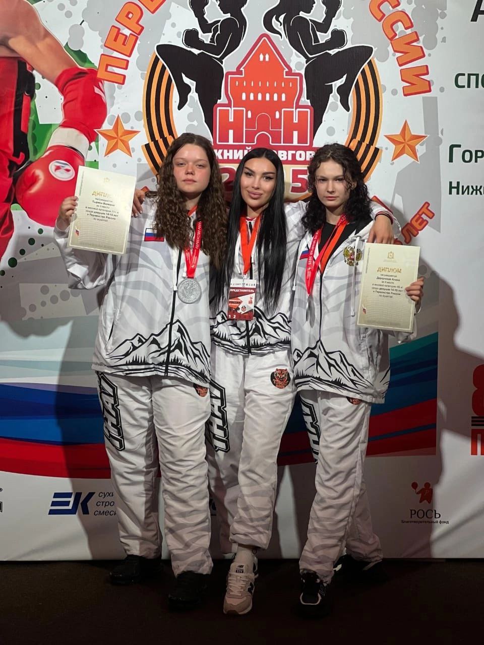 Предгорненские спортсменки стали призёрами первенства России по муайтай  С 10 по 17 апреля 2025 года в Нижегородской области состоялось Первенство России по муайтай среди юношей и девушек 14-15 лет.  В соревнованиях приняли участие более 300 спортсменов из 45 регионов страны. Шесть спортсменок из Пятигорска, в том числе и предгорненские школьницы  СОШ № 9, с.Винсады   выступали в составе бойцовского клуба «Tigers Boom» и представляли Ставропольский край на Первенстве России по муайтай.  В копилке сборной оказалось две серебряные медали на счету у предгооненских девушек:  Деркунская Алиса, весовая категория 45 кг.    Тырина Валерия, весовая категория 71+ кг.   Впереди у девушек первенство Европы 2025 по муайтай в Греции.  Подготовила спортсменок тренер Велибегова Валерия Сергеевна!  Фото СОШ № 9