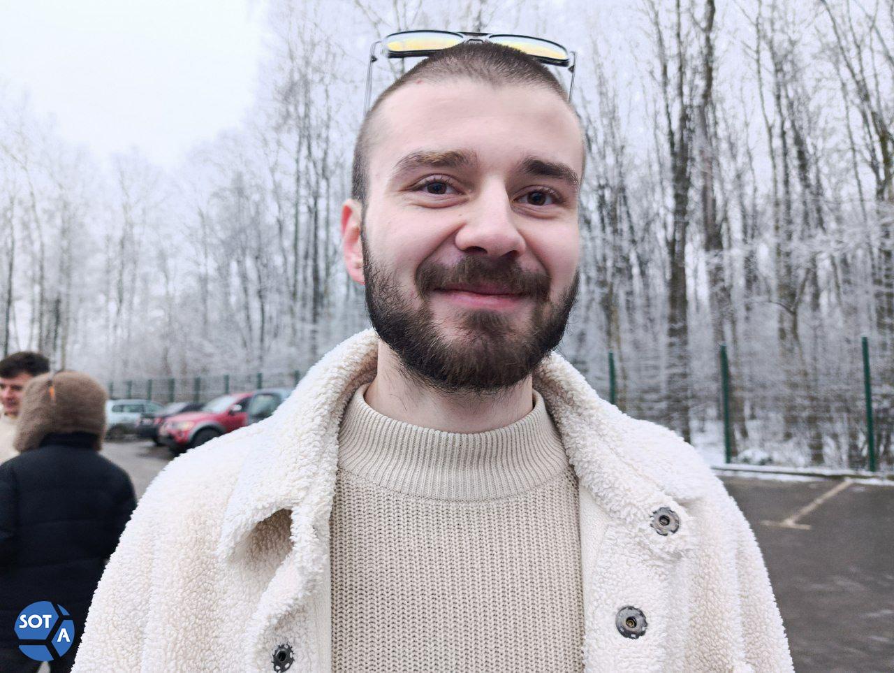 На блогера ставшего иноагентом по приколу завели уголовное дело Как пишет издание Осторожно новости 12 февраля против 21 летнего Марата Никандрова из Подмосковья возбудили уголовное дело Ему вменяют нарушение иноагентского законодательства Сегодня блогера вызвали на допрос в Следственный комитет но обвинение пока не предъявили В 2023 году когда Никандрову было 19 лет он сам попросил Минюст включить его в реестр иностранных агентов по его словам по приколу и в качестве протеста Он передал ведомству информацию о себе из открытых источников и даже не указывал никаких зарубежных источников финансирования В итоге его внесли в список Позже Никандров несколько раз пытался выйти из реестра подавал заявления в Минюст но каждый раз получал отказ Приколов никаких не осталось Все настолько серьезно Если когда то когда мне было 19 лет это создало прецедент что я сам попросил дать мне статус иноагента Сейчас это привело к таким страшным последствиям что мне самому стало страшно за свою судьбу рассказал Никандров Осторожно новости Ранее на нашем YouTube канале выходило большое интервью с иноагентом по приколу В нем Марат Никандров подробно рассказывал о своей мотивации и последствиях от иноагенства а также делился планами на будущее Фото Архив SOTAvision