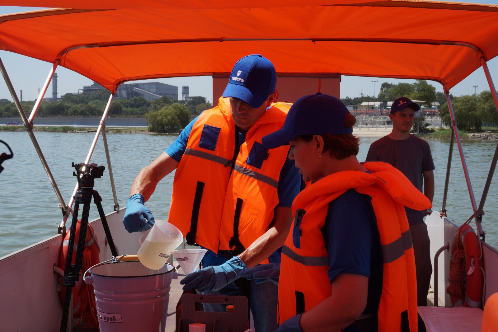 В акватории Азовского моря круглогодично проверяют качество воды Особенно важно это летом, когда много туристов и зависит жизнь местных жителей и экосистема. Об этом рассказали на встрече специалистов гидрохимической лаборатории в Таганроге. Мониторинг ведется уже 32 года и прошел аккредитацию в 2015 году. Контроль проводят в устьях рек Дон, Миус, Кубань и других, а также в портах и зонах отдыха. Специалисты берут пробы воды и изучают их в лаборатории. Лаборатория проверяет почти 132 показателя загрязнения, включая тяжелые металлы, химикаты и физические свойства воды и донных отложений. Новости №1 в Ростове Прислать новость/фото