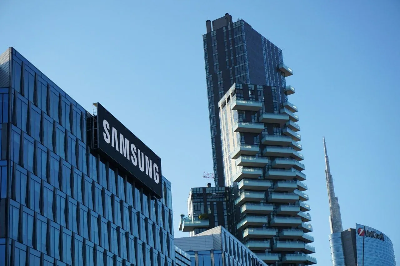 Samsung откажется от продажи бытовой техники в Китае из за конкуренции со стороны местных производителей пишет южнокорейское агентство Yonhap Корпорация изменит бизнес модель и переориентируется на товары с более высокой добавленной стоимостью отказавшись от рынков на которых она занимает небольшую долю При этом Samsung по прежнему будет торговать в Китае смартфонами полупроводниками и медицинским оборудованием а завод бытовой техники в Китае продолжит свою работу Unsplash Max Telegram Рассылка Приложение для iOS Android