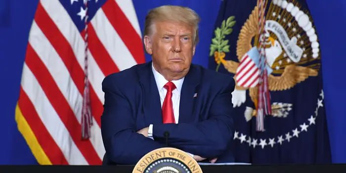 Президент США Дональд Трамп заявил, что объединение БРИКС быстро угасает после его предупреждения ввести пошлины в размере 10%. Он также добавил, что власти Соединенных Штатов не позволят ослабевать доллару.  «Есть такая небольшая группа под названием БРИКС. Она быстро угасает. БРИКС хотела попытаться вытеснить доллар, его доминирование и стандарт. И я сказал, что в отношении всех стран, входящих в консорциум БРИКС, мы введем пошлину в 10%»,— сказал Дональд Трамп в интервью CBS News.  По словам Трампа, на следующий день после его заявления о пошлинах «они провели встречу, на которой почти никто не появился». О какой именно встрече идет речь, он не уточнил.  8 июля Дональд Трамп заявил, что уже «довольно скоро» введет пошлины в размере 10% на товары их стран БРИКС.   Reuters со ссылкой на источники писало, что Вашингтон будет вводить тарифы в отношении стран-участниц объединения, если они предпримут «антиамериканские» политические действия.  Ранее, в январе, Трамп предупредил о возможных 100-процентных тарифах для государств блока, если они попытаются заменить доллар в международной торговле. По его словам, у БРИКС «нет шансов» достичь такой цели. В Кремле заверили, что страны объединения не обсуждают создание новой валюты.  Страны БРИКС — это Бразилия, Россия, Индия, Китай и Южная Африка, а также недавно ставшие полноправными членами Египет, Эфиопия, Иран, Индонезия и Объединенные Арабские Эмираты. К странам-партнерам БРИК также относятся Белоруссия, Боливия, Вьетнам, Казахстан, Куба, Малайзия, Нигерия, Таиланд, Уганда и Узбекистан. Категория стран-партнеров была учреждена на XVI саммите БРИКС в Казани в октябре 2024.