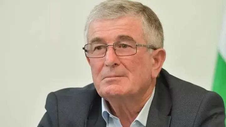 Доходы Гудаутского бюджета выросли но проблемы остаются Доходы бюджета Гудаутского района увеличились на 62 6 млн рублей и достигли 800 млн Об этом сообщил глава местного собрания Валерий Малия Около полутора лет назад парламент принял решение прекратить отчисления в районный бюджет от продажи билетов в Новоафонскую пещеру и Рицинский реликтовый национальный парк Чтобы компенсировать потерю власти начали искать новые источники поступлений и занялись оптимизацией расходов Ранее только эти два объекта ежегодно перечисляли в районный бюджет от 115 до 135 млн рублей D News Абхазия D News Абхазия Отправить новость