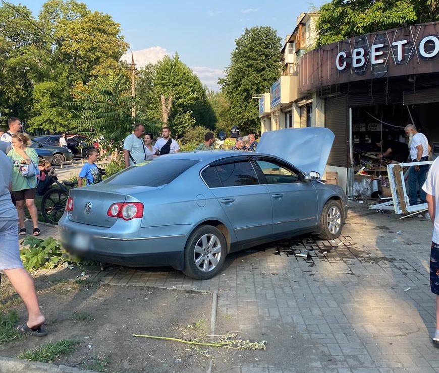 Число пострадавших из-за водителя, который протаранил прилавок магазина в Макеевке, увеличилось до четырех. Двоих человек медики забрали в тяжелом состоянии, еще двоим оказали помощь на месте. В полиции сообщили, что виновник ДТП был пьян.