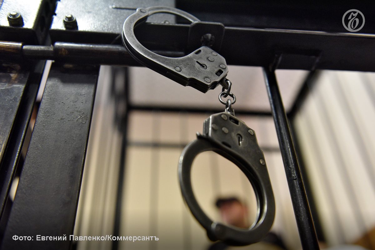 Военный суд Подмосковья приговорил к десяти годам колонии строго режима экс главу одного из военных представительств Минобороны Ивана Популовского По роду своей службы полковник отвечал за контроль над исполнением контрактов по поставке в военное ведомство электропродукции и кабелей Ослабление контроля за качеством продукции на 1 2 млрд руб и общее покровительство поставщикам господин Популовский оценил в 11 млн руб которые получил в течение трех лет в качестве взяток Его сообщник майор Григорий Зорин отделался условным сроком Ъузнал