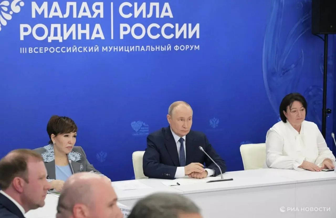 Важно чтобы тарифы ЖКХ в России не задирались а это к сожалению часто происходит заявил Путин Что еще сказал президент на встрече с главами муниципальных образований Поручил помочь жителям Дагестана чьи поврежденные дома не оформлены должным образом Программа благоустройства городских территорий в России будет продлена Уровень газификации в среднем по стране достиг 75 и в ближайшие годы приблизится к 85 В приграничье нужно создавать условия для того чтобы люди оставались жить на своей земле Все уровни власти должны работать над тем чтобы к 2030 году новые регионы вышли на общероссийский уровень Подписаться на РИА Новости