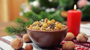 Рождественский пост это сорокадневный период подготовки к одному из главных христианских праздников и дата его начала неизменна из года в год В древности подготовка к празднику могла длиться неделю или чуть больше но в 1166 году на Константинопольском соборе было принято решение что этот зимний многодневный пост должен начинаться 15 ноября по старому стилю то есть 28 ноября по новому Теперь же когда Церкви стали жить по разным системам времяисчисления и дата праздника и дата начала поста стали для них различаться Так например в Греческой Церкви пользующейся григорианским календарем соответствующем светскому пост начинается и Рождество празднуется на 13 дней раньше чем в Русской Церкви использующей юлианский календарь Но продолжительность периода воздержания одинакова и для греческих и для русских верующих Рождественский или Филиппов пост считается нестрогим Во многие дни даже по монастырскому уставу разрешена рыба А главный его смысл не в гастрономическом воздержании а в том чтобы через молитву и покаяние подготовить свою душу ко дню когда вся Церковь будет вспоминаться великое чудо произошедшее две тысячи лет назад и изменившее жизнь всего человечества Рождественский пост завершается в Рождественскую ночь когда все христиане вспоминают как в мир пришел Господь Беззащитным Младенцем рожденным женщиной явился в небольшой пещерке где обычно прятался от непогоды скот Спаситель человечества Христианские Церкви чья богослужебная жизнь строится на основе григорианского календаря отмечают этот праздник 25 декабря А Русская Православная Церковь как и другие живущие по юлианскому календарю Иерусалимская Грузинская Сербская и др отмечают Рождество уже после Нового года 7 января За несколько дней до наступления праздника пост усиливается а последний предпраздничный день считается самым строгим Называется он Сочельник Монастырский устав предписывает лишь один раз в этот день принимать пищу Правило это связано в первую очередь с богослужебной жизнью утром в Сочельник совершается длинная предпраздничная служба сначала читаются Царские Часы затем служится Литургия а сразу после нее Великая вечерня в конце которой на середину храма выносится свеча символизирующая Вифлеемскую звезду Только после того как прозвучит Рождественский тропарь молившиеся на богослужении Сочельника прихожане могут пообедать и отдохнуть А так как многие из них планируют причаститься на ночном богослужении то вечером они соблюдают евхаристический пост принимать таинство необходимо натощак а соответственно отказываются от ужина По традиции в день перед Рождеством подкреплять свои силы у верующих принято простым и питательным блюдом из зерен сухофруктов орехов и меда сочивом Впрочем допустима и другая постная еда но по уставу не разрешена рыба Хотя церковный день принято отсчитывать с вечера дата окончания поста день когда совершается Литургия то есть завершается Рождественский пост после нее то есть либо ночью либо утром 7 января 2026 года Как питаться в Рождественский пост 2025 Самостоятельно определяя меру собственного поста верующие руководствуются уставными рекомендациями и монастырским календарем питания Рождественского поста по дням Согласно ему в одни дни разрешается рыба в другие растительная вареная пища без масла а в некоторые и вовсе предполагается сухоядение то есть пища не подвергавшаяся термической обработке Но миряне т е не монахи не обязаны поститься так строго поэтому обычно едят рыбу во все дни кроме среды и пятницы до Николина дня 19 декабря а затем до 1 января только по субботам и воскресеньям