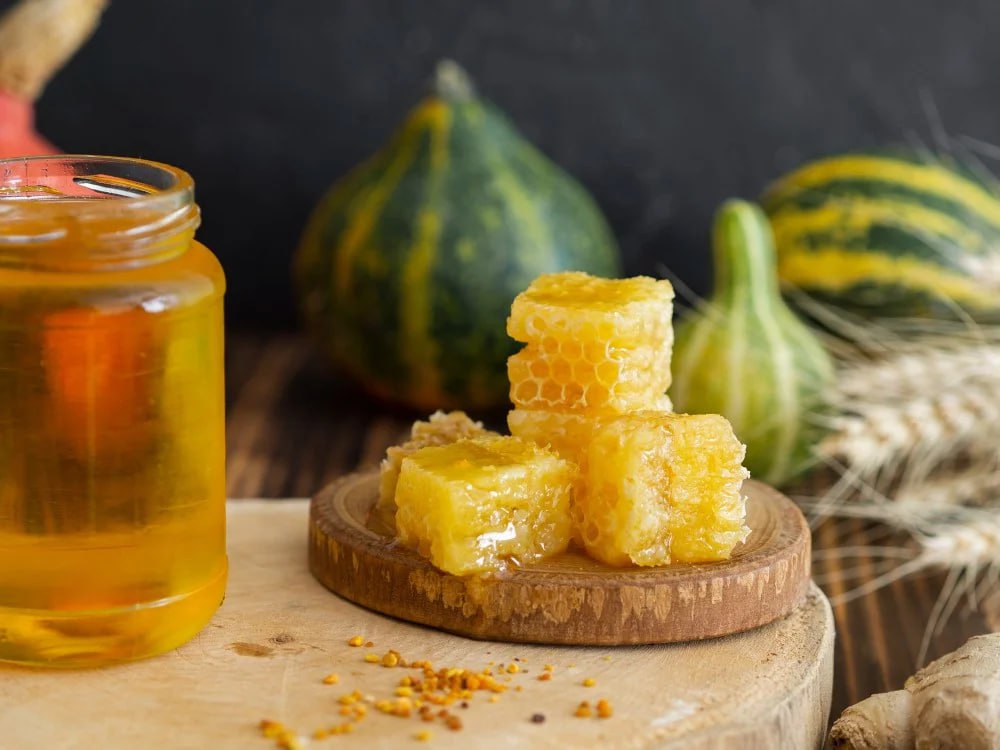 На развитие пчеловодства в Дагестане в 2026 году направят 10 млн рублей В 2026 году из республиканского бюджета будет выделено 10 миллионов рублей на поддержку и развитие пчеловодства в Дагестане Эти средства как сообщили в Минсельхозе Дагестана предназначены для развития пасек и повышения качества готовой продукции Фермеры смогут использовать субсидии для закупки современного оборудования для переработки и фасовки мёда обновления профессионального инвентаря а также приобретения высокопродуктивных пчелиных маток для улучшения генетики пасек Дагестан обладает значительным потенциалом для производства экологически чистого мёда В отрасли сегодня занято около 5 тысяч человек а ежегодный объем производства превышает одну тысячу тонн