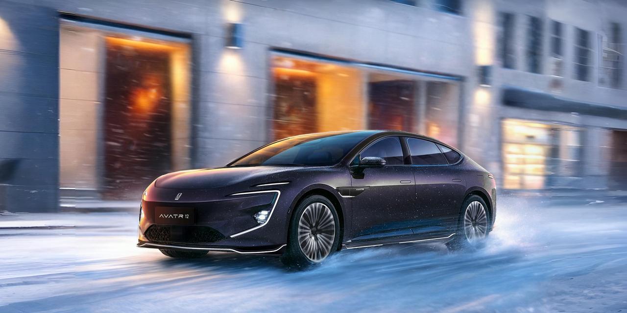 Объявлено об официальном старте продаж Avatr 12 Российское представительство марки 5 декабря 2025 года назвало стоимость электрической люксовой модели название которой в русскоязычном варианте правильно произносить раздельно Аватр один два Новинку российские дилеры будут предлагать по цене от 6 5 млн руб Она включает круглосуточную программу поддержки консьерж сервис услуги аварийного комиссара подменного водителя эвакуацию и юридическую помощь Первые покупатели один два получают заодно и пожизненную гарантию Avatr 12 относится к сегменту представительского класса и выполнен в стилистике гран купе Дизайн проектировали в Мюнхене под руководством Надира Фагизаде Автомобиль отличается низким коэффициентом лобового сопротивления Сx 0 21 и регулируемой пневмоподвеской 110 165 мм с амортизаторами изменяемой жесткости и высокими динамическими качествами разгон до 100 км ч занимает 3 9 подробнее evstartnews avatr