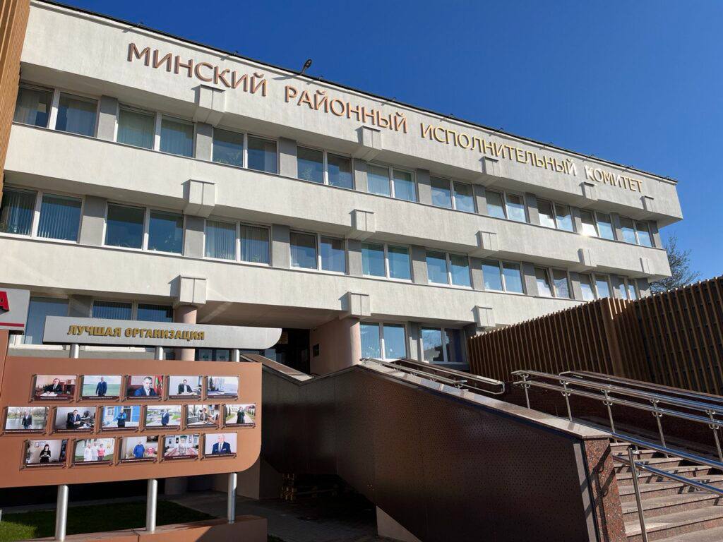 Минский райисполком принял решение о поимке дикого животного в Сеницком сельсовете Об этом стало известно нашей редакции 15 июля. – Специальная комиссия уже начала работу по поиску и отлову животного. Как только особь попадет к специалистам Минской районной ветеринарной станции, они сразу же определят вид этого зверя. Кроме того, ветеринары проведут проверку здоровья животного – возьмут все необходимые анализы, – сообщили в Минском райисполкоме.