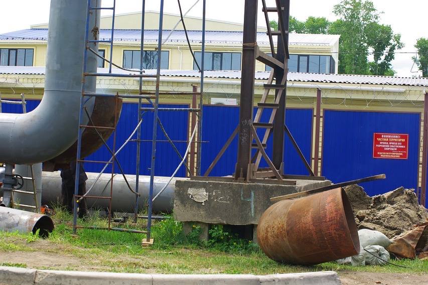 Ремонт надземного участка теплотрассы начался на улице Узловой в Хабаровске Специалисты «Хабаровских тепловых сетей» приступили к ремонту надземного участка тепломагистрали на пересечении улиц Световая и Узловая. В этом районе не будет серьезных ограничений для транспорта, разве что краном занят единственный ряд в сторону Вологодской. Выполняет работы компания «Хабаровские тепловые сети», ей предстоит поменять 30 м трубопровода. Перекрытий дорог на улицах Узловая, Центральная и Аксенова не будет. / реклама