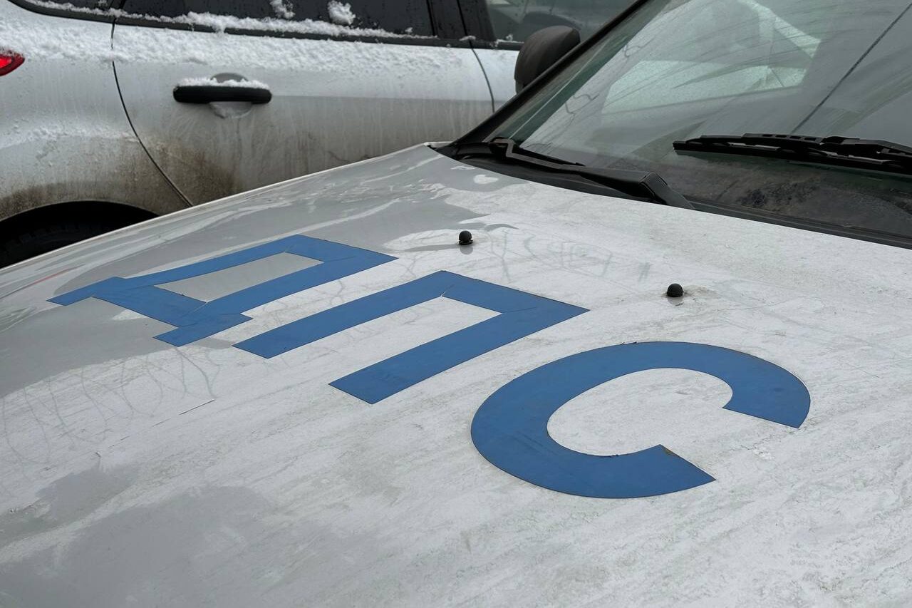 В Смоленской области машины стали чаще наезжать на пешеходов и на препятствия  В период с января по июнь 2025 года в Смоленской области зафиксировано 328 дорожно-транспортных происшествий, в которых погибли 35 человек, еще 379 людей получили травмы различной степени тяжести. В первом полугодии 2024-го на территории региона случилось 347 аварий с 39 скончавшимися и 429 ранеными. Таким образом, за последние шесть месяцев в субъекте отмечается улучшение всех трех показателей: число ДТП снизилось на 5,5%, количество погибших – на 10,3%, а пострадавших – на 11,7%. Тем не менее по некоторым видам аварий наблюдается обратная тенденция.  Подробнее: