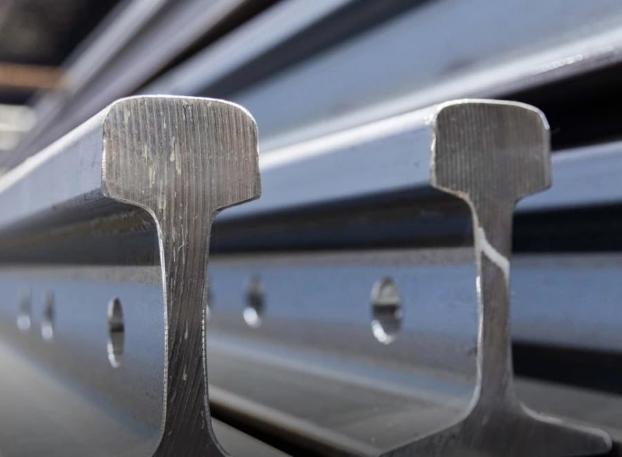 ЕВРАЗ ЗСМК получил сертификат соответствия на новые рельсы Р71 ЕВРАЗ ЗСМК получил сертификат соответствия на новые рельсы типа Р71 категории ДТ350 Продукт разработали для участков с повышенной грузонапряженностью до 200 млн тонн брутто в год Об этом сообщила пресс служба компании Полученный сертификат дает право производить и поставлять рельсы в течение пяти лет Как сообщает производитель новая продукция позволит увеличить пропускную способность железнодорожной сети Мы работали над тем чтобы максимально эффективно использовать возможности существующей инфраструктуры За счет увеличения грузоподъемности вагонов неминуемо повышается нагрузка на железнодорожный путь и это требует применения компенсирующих конструкций сообщал в июне прошлого года технический директор ЕВРАЗ ЗСМК Роман Молоканов Разработка продукта велась с 2021 года по запросу ОАО РЖД ЕВРАЗ ЗСМК улучшил конфигурацию профиля рельса и увеличил высоту головки на 10 мм Это позволит снизить повреждаемость головки рельса контактно усталостными дефектами и увеличить межремонтную наработку за счет шлифования Рельсы прошли испытания на экспериментальном кольце ВНИИЖТ в ходе которых они выдержали грузонапряженность 150 млн тонн брутто В этом году ЕВРАЗ начала поставки рельсов для строительства ВСМ Москва Санкт Петербург В июне компания заключила контракт с РЖД на поставку 161 тысячи тонн совместно разработанных для ВСМ рельсов ДТ350ВС400 Первую партию в 7 тысяч тонн компания поставила в конце августа Фото ЕВРАЗ ЗСМК tzdjournal