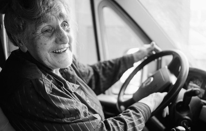 В Санкт Петербурге скончалась основавшая фонд Доброта блокадница Галина Яковлева Женщина сама развозила его подопечным продукты и товары первой необходимости Она пережила блокаду Ленинграда терпела голод и холод но выстояла и смогла сохранить в себе самые лучшие качества У неё было несколько сотен подопечных которым она на автомобиле созданного ею фонда Доброта привозила продукты и медикаменты дарила билеты в театры и музеи поделки сделанные своими руками рассказали в Следственном комитете Как заявили в СКР офицеры ведомства всегда поддерживали Галину Яковлеву и помогали ей в работе О дате прощания с блокадницей пока не сообщается Подписаться на Говорит Москва Telegram VK MAX