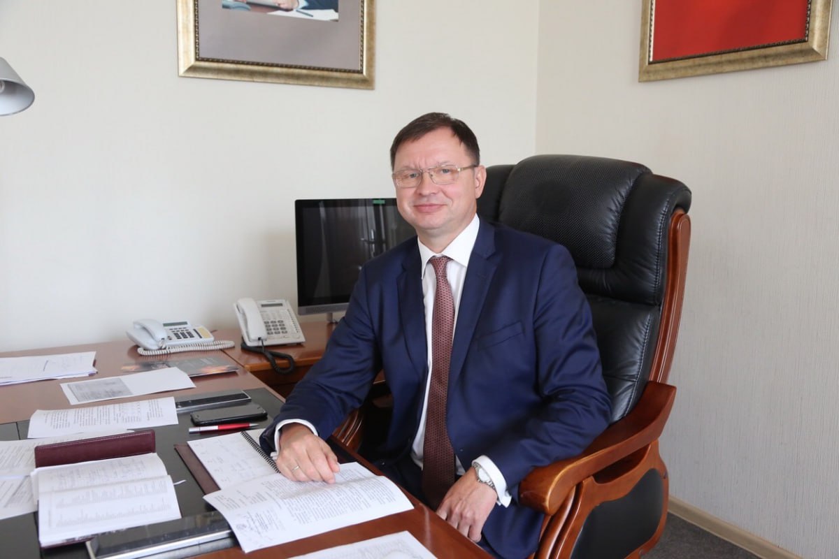Ректор КрасГМУ Алексей Протопопов уходит в отставку Это сообщает депутат ЗС края Илья Зайцев со ссылкой на сотрудников вуза По его словам Протопопов покинет пост исполняющего обязанности ректора по собственному желанию Протопопов написал что 30 сентября истекают его полномочия и о ректора и он не планирует их продлевать Протопопов также добавил что никогда не стремился на эту должность и с легкостью переворачивает эту страницу а за 6 лет во главе университета удалось то что изначально казалось невыполнимым рассказал Зайцев Это Борус Люди
