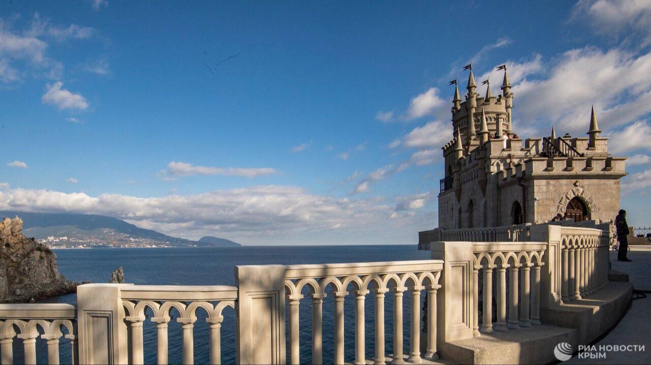 Форум для экскурсоводов пройдет в Крыму.   В преддверии Всемирного Дня экскурсовода 20 февраля в Ялте соберутся специалисты отрасли. На повестке – вопросы аттестации, качества туристических услуг и мастер-классы.   "Аттестация становится обязательной с 1 марта 2025 года. Экскурсоводы, гиды-переводчики могут оказывать свои услуги только при условии ее прохождения", – рассказал министр курортов и туризма республики Сергей Ганзий.  Он добавил, что на законодательном уровне уточнены понятия "экскурсовод", "гид – переводчик", "инструктор – проводник", порядок и критерии прохождения обязательной аттестации в Крыму.  По словам Ганзия, аттестацию уже прошли около половины работающих в регионе экскурсоводов, благодаря чему Крым находится в числе лидеров среди субъектов РФ.   "Крымская школа экскурсоводов была и остается одной из самых опытных и старейших в России, при этом постоянно внедряются инновационные методики и новые форматы проведения экскурсий", – отметил министр.