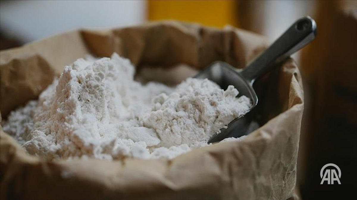 Экспорт муки из Турции в Сирию вырос на 110 Экспорт турецкой муки в Сирию в 2025 году увеличился на 110 по сравнению с предыдущим годом и достиг 650 тыс тонн Об этом сообщил председатель Евразийского подразделения Международной ассоциации мукомолов и зернотрейдеров IAOM Эрен Гюнхан Улусой По его словам Турция при годовой производственной мощности в 32 млн тонн фактически производит около 15 млн тонн муки занимает 23 мирового рынка и уже десятый год подряд является мировым лидером по экспорту муки Улусой отметил что если в предыдущие годы экспорт превышал 3 млн тонн то в 2025 году из за сельскохозяйственных заморозков засухи и изменений в регулировании импорта пшеницы он сократился до 2 4 млн тонн При этом на крупнейшем рынке в Ираке было зафиксировано резкое снижение поставок Подробнее на нашем сайте v aa com tr 3828209 24 7 в сутки с Агентством Анадолу